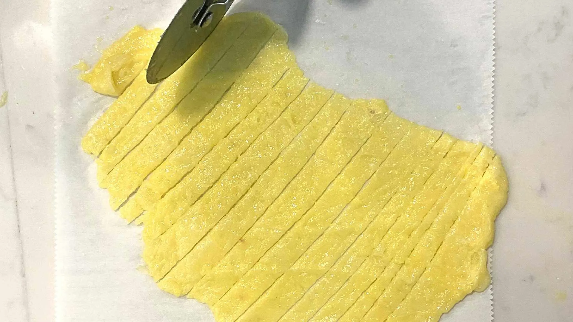 cut pasta pizza cutter